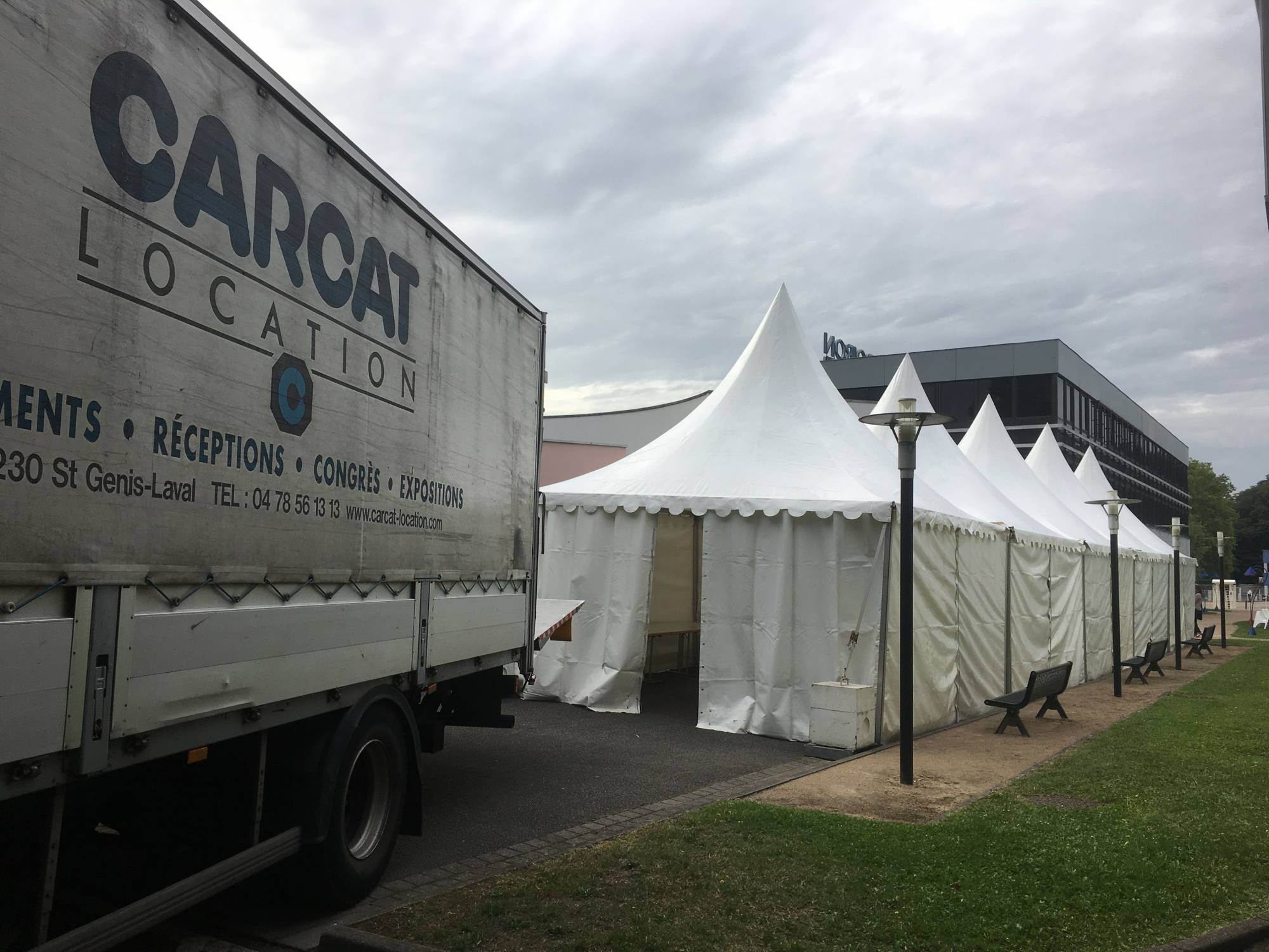 Installation de chapiteaux pour réunion professionnelle à Saint-Foy-lès-Lyon