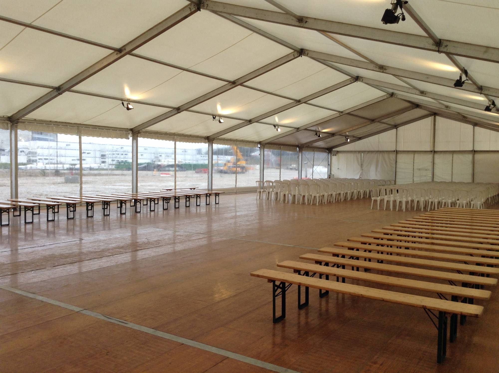 Location de tente événementielle avec bâche opaque pour une conférence de presse à Lyon